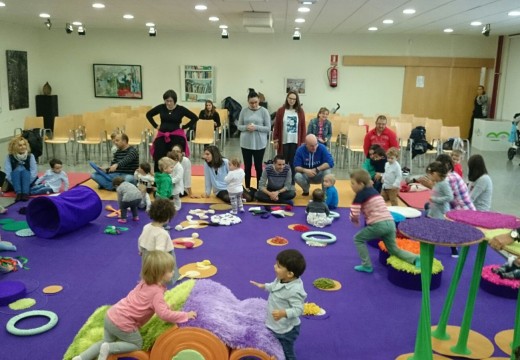 Cincuenta familias de Oroso participaron no espectáculo “A alfombra máxica”, dirixido a bebés de ata 3 anos